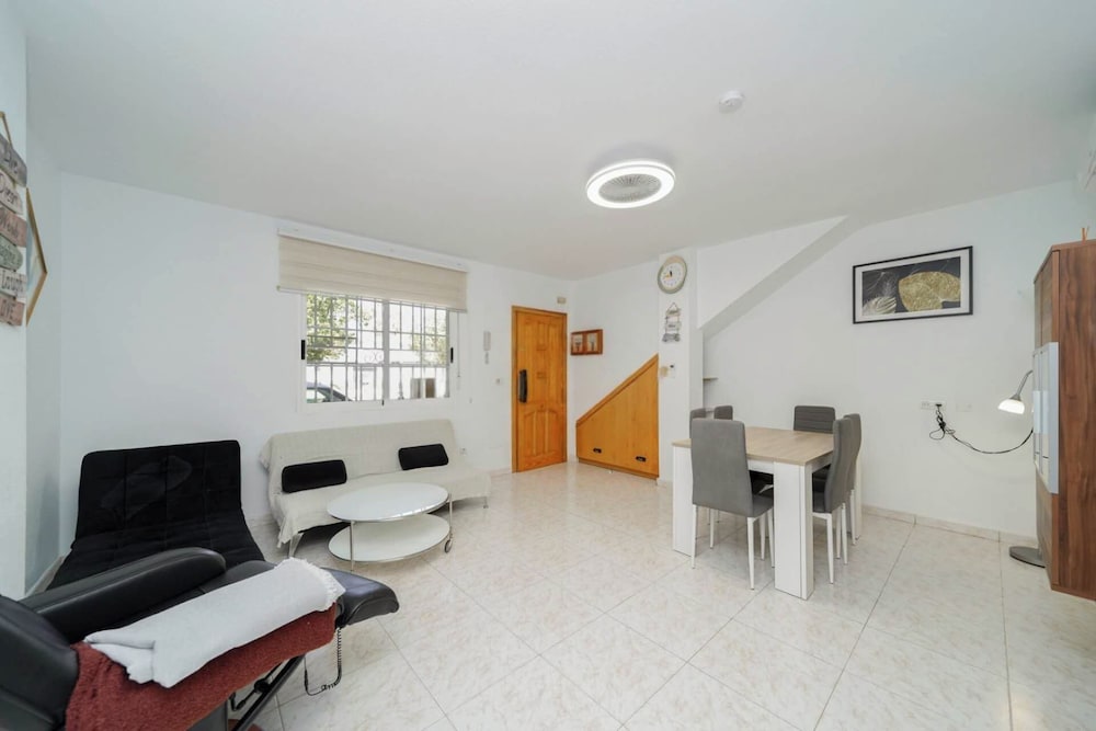 Modern 3-bed Apt, Sleeps 7, 6 Min Walk to Beach