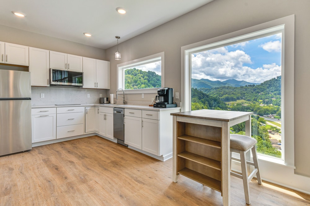 Hike & Ski: Mtn-view Retreat in Maggie Valley!