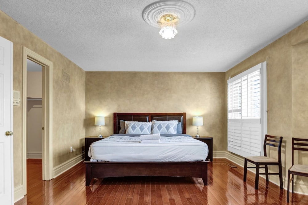 Mississauga Retreat Your Spacious 5-bedroom Home