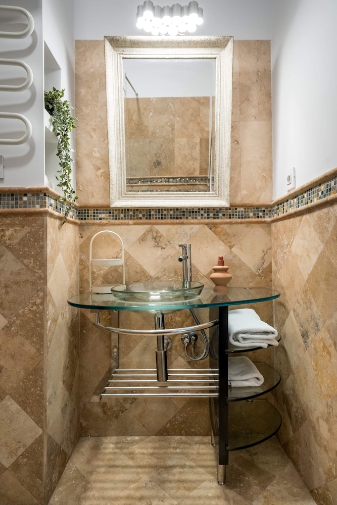 Calea 3BR Victoriei Stunner - Two Living Rooms - Balconies on the Avenue
