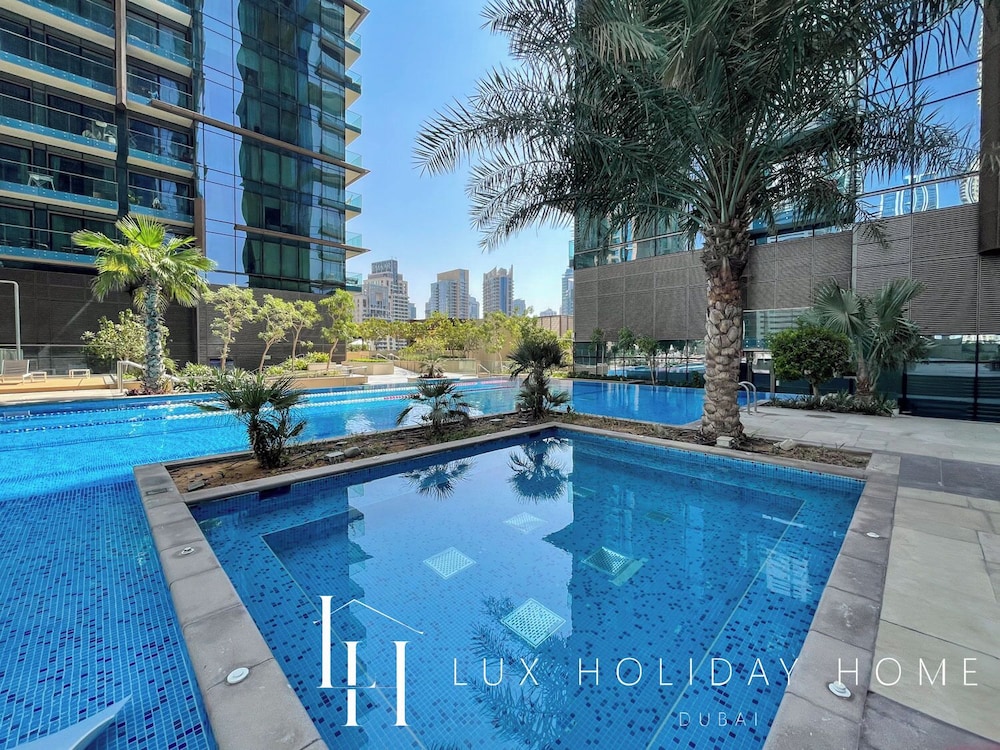 LUX The Marina Gate Sea View Suite