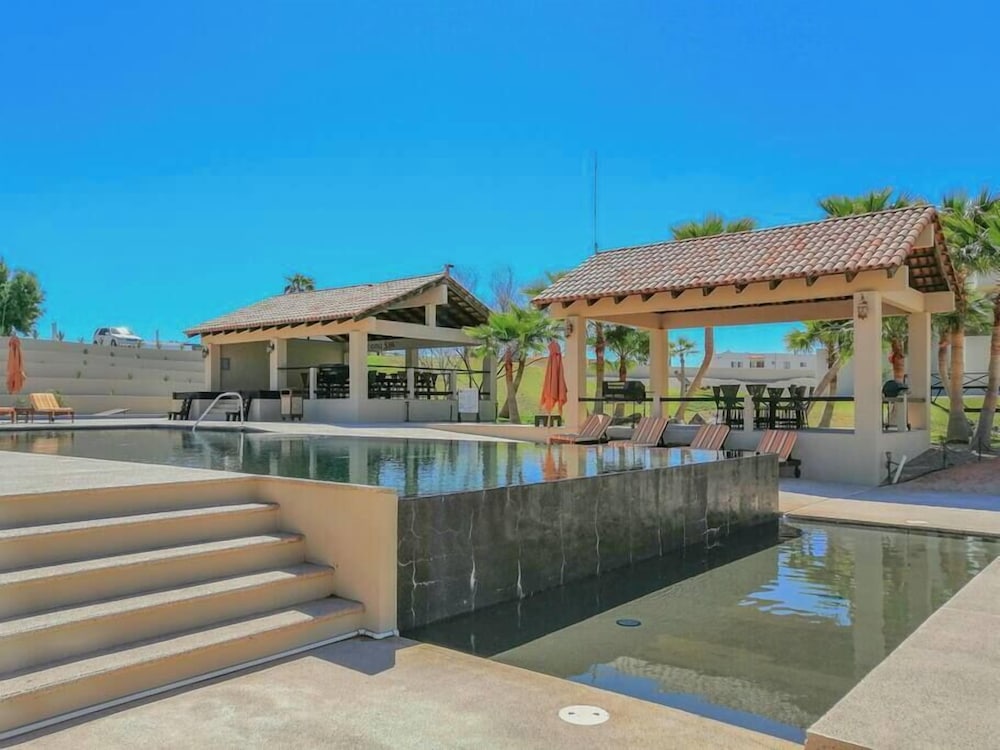 Modern Ocean View Condo With Pools Gym