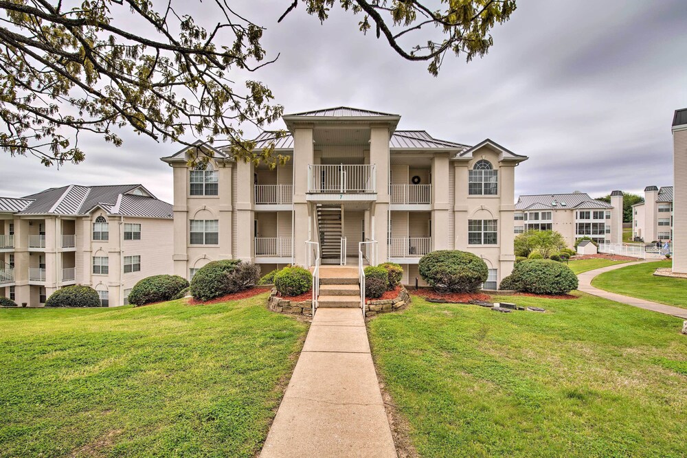 Cozy  Deluxe Branson Condo: Balcony  Pool Access - Property Image 12