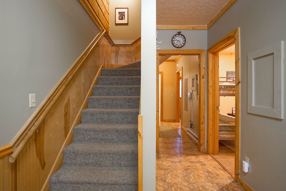 Loggers Run #7: 5 Bedrooms, 3.5 Bath: Slope Side. Overlooks The Ski Trail !