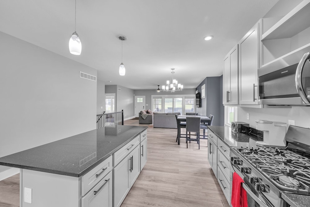 Pet-friendly Getaway With Golf & Private Patio Retreat 4 Bedroom Home