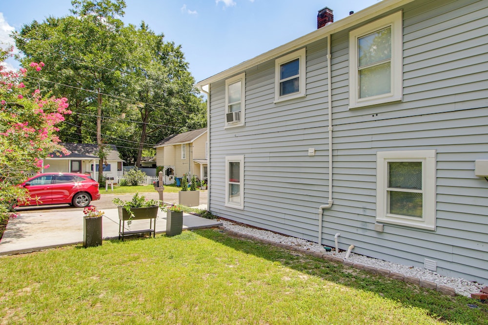 2 Mi to USC Campus: Peaceful Apartment w/ Yard