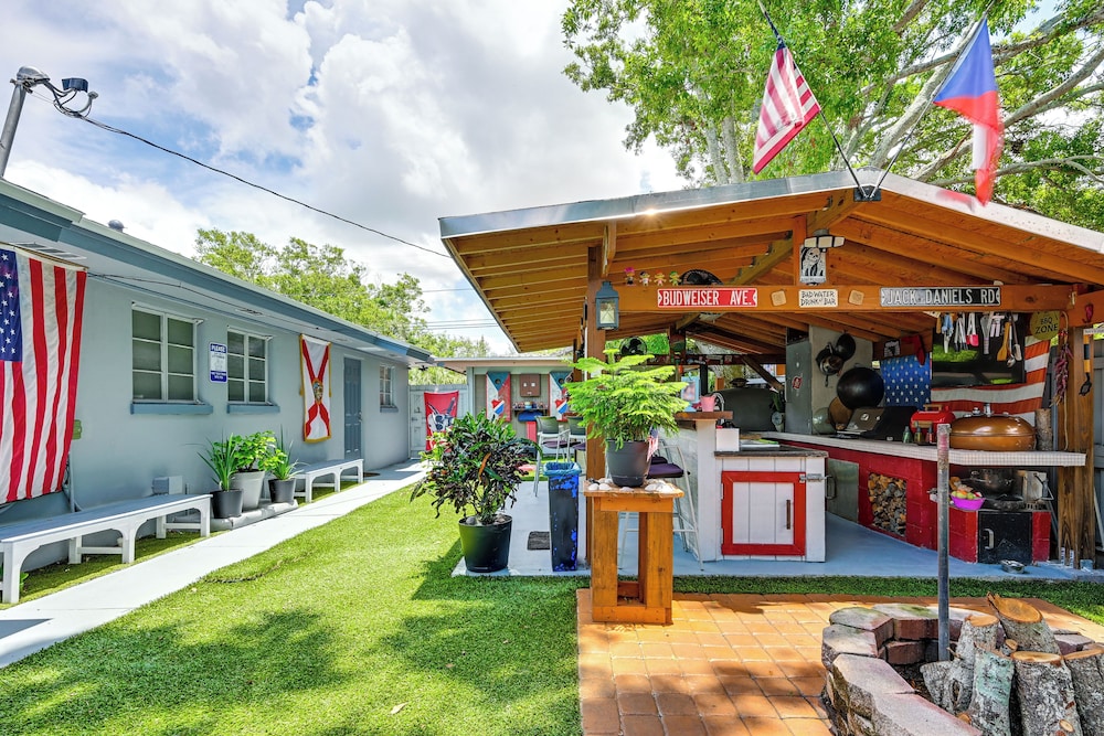 Outdoor Entertainment Area: Clearwater Condo!