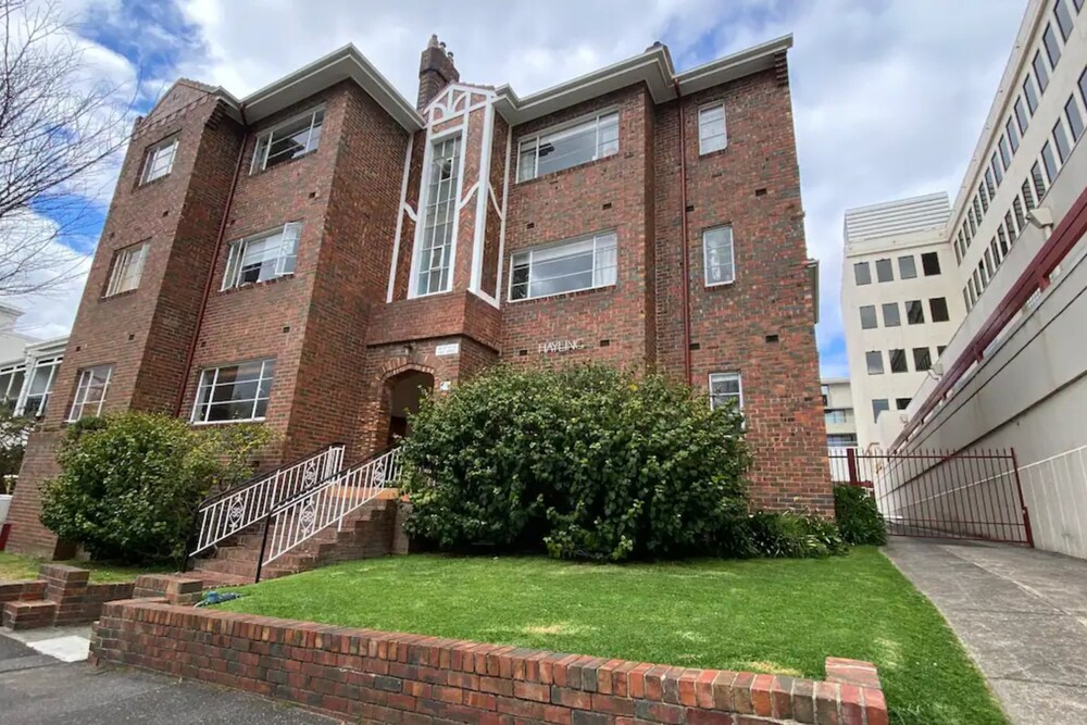Charming Art Deco Unit in East Melbourne