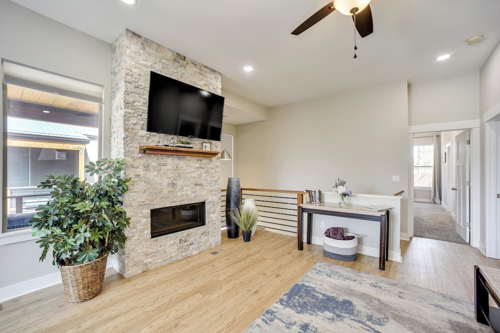 Dtwn Woodland Park Townhome w/ Covered Deck