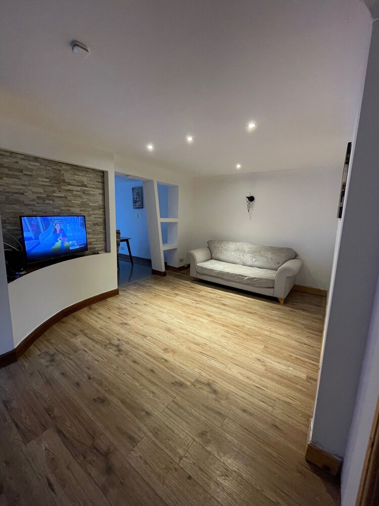 4-bed Barnwell Retreat- Sleeps10, Garden & Parking