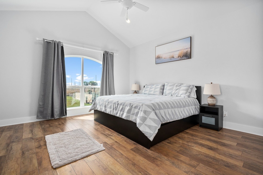 Huge Vacation Home! Community Boardwalk to the Beach