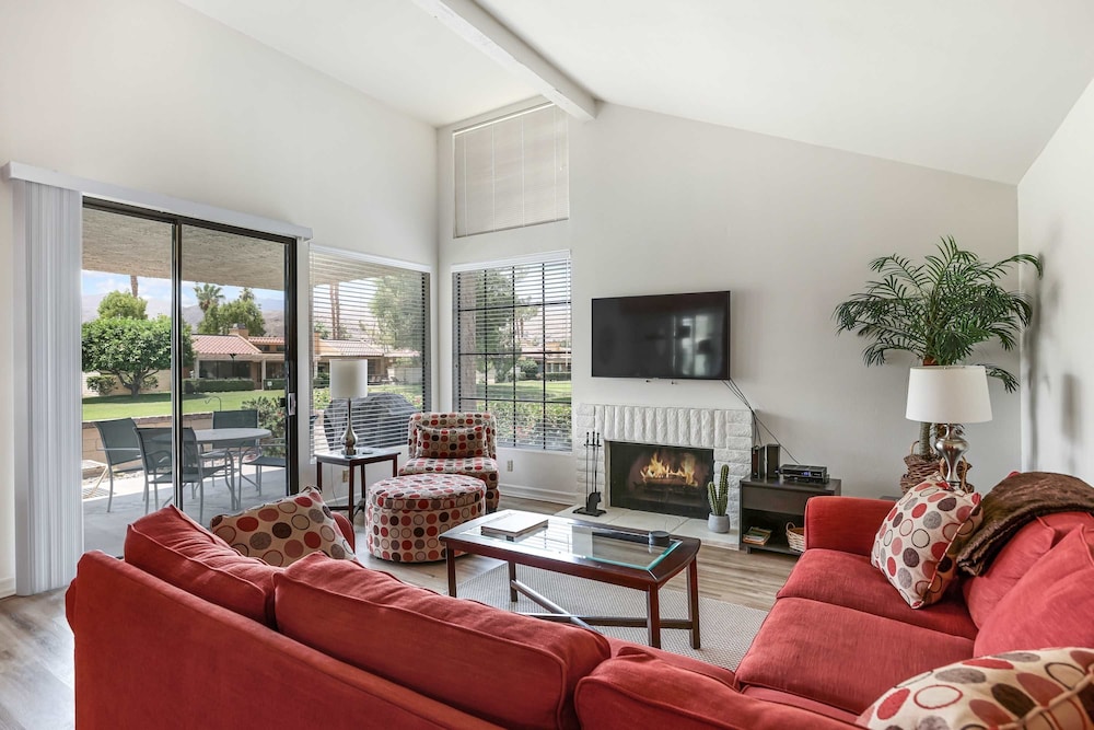 Spacious Single-story Condo With Golf Course Views