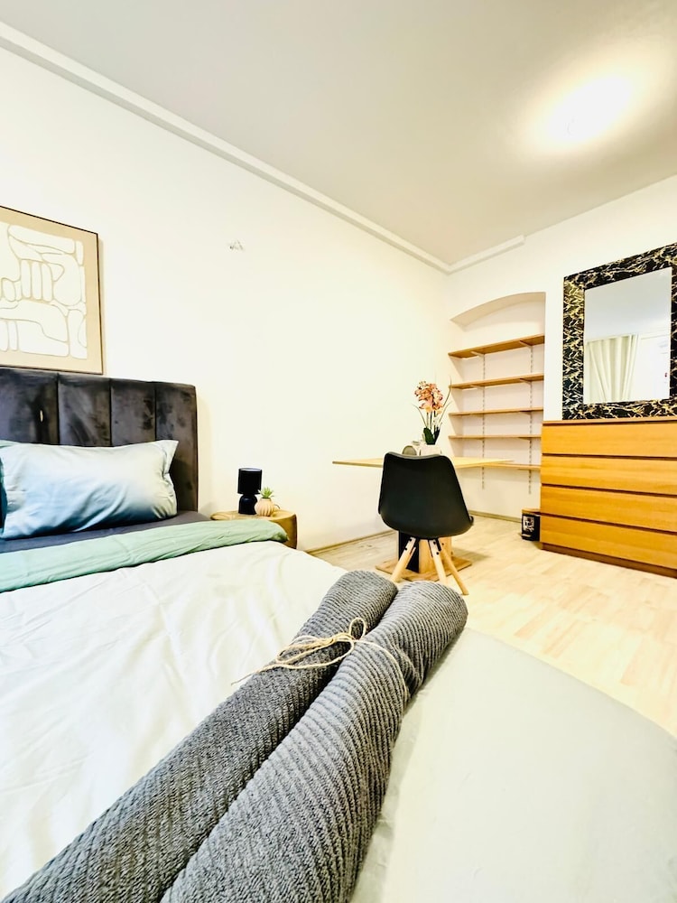 Spacious 7BR Apartment Prime Location
