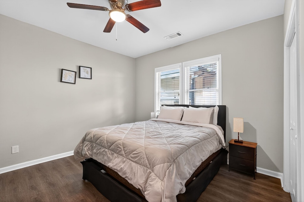 Spacious 4br Mozley Park Home With Fenced Yard 4 Bedroom Home