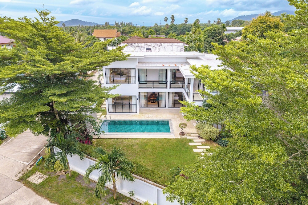 One of Phukets Best Villas V212