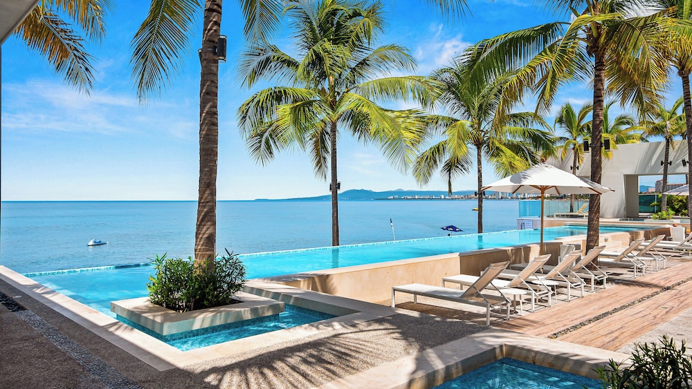 Stylish Beachfront 2BR - Balcony & Pools