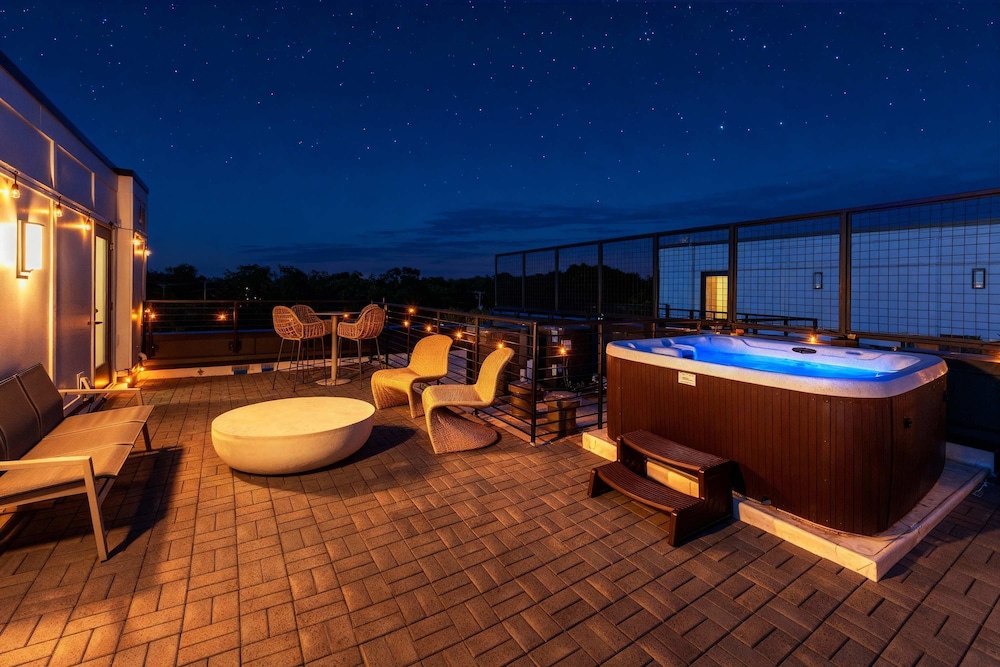 Rooftop Hot Tub Skyline Views Near Broadway
