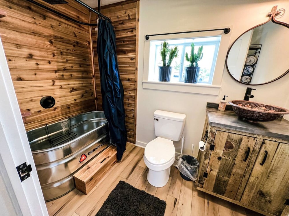 Cowboy Bunkhouse hot tub Lake Farm Nature