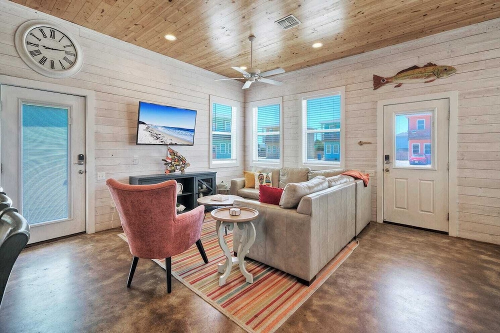 Sleeps 24, 2 Homes Pool, Backyard Tiki Bar, Fire Pit, Cornhole Walk to Beach