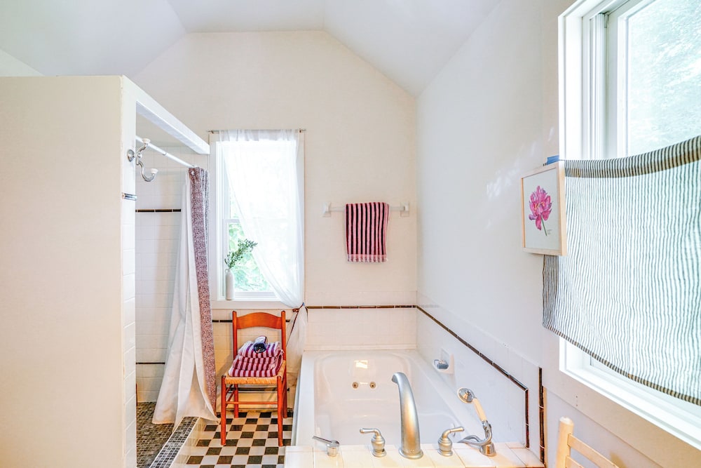 9 Mi to Dtwn Hudson: Pet-friendly Home w/ Pool