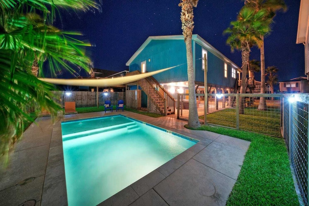 Sleeps 22 2 Homes w/ Private Pool, Game Room, Nature Views 7 BDR Avantstay