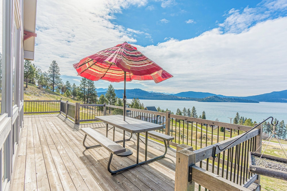 Spectacular Lake-view Retreat w/ Deck, Grill