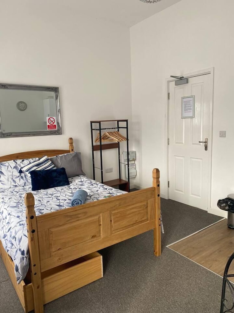 Charming 1-bed Studio in Coventry view 3