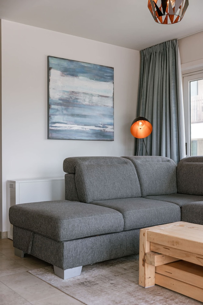 Huswell - Family Apartment With Balcony Near Coast