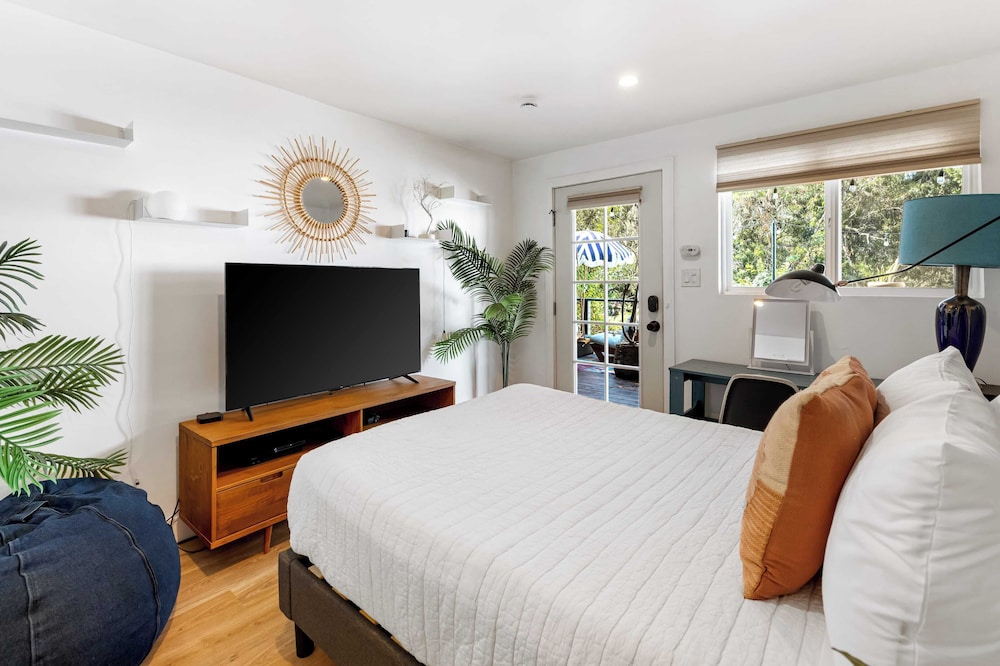 Chic LA Hideaway w/ Soaking Tub, Firepit Lounge & Tranquil Backyard