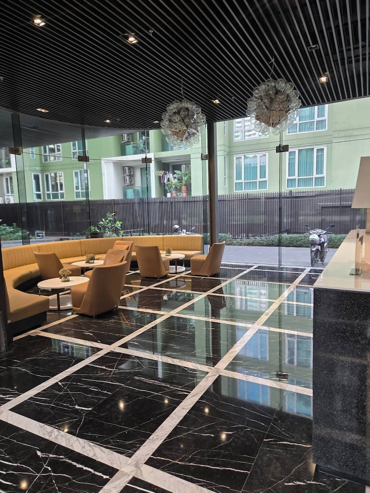 Charming 2 Bedroom Apartment in Heart of Phrom Phong