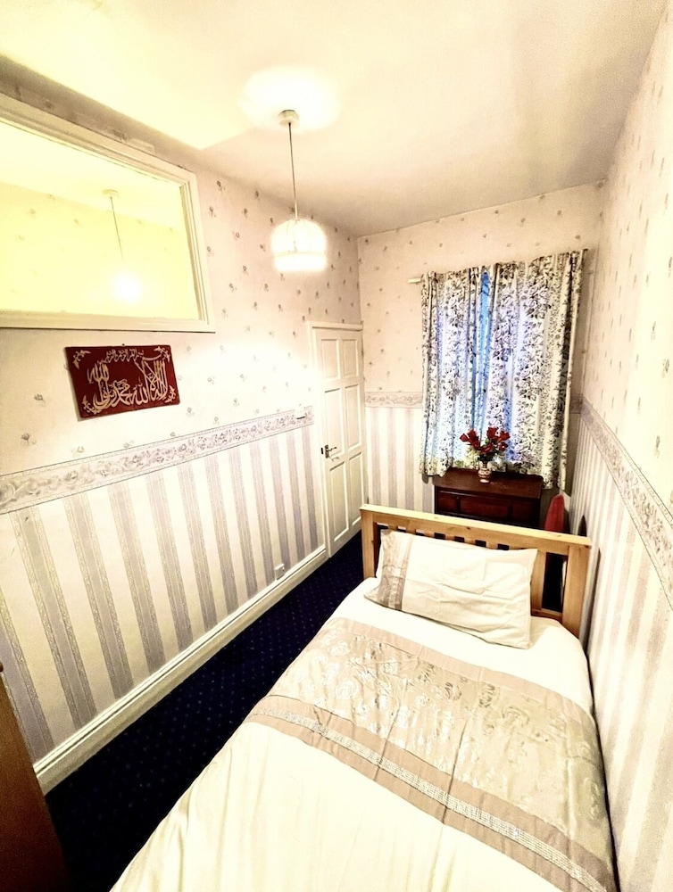 Lovely 3-bed House in Coventry Airbnb Property view 5