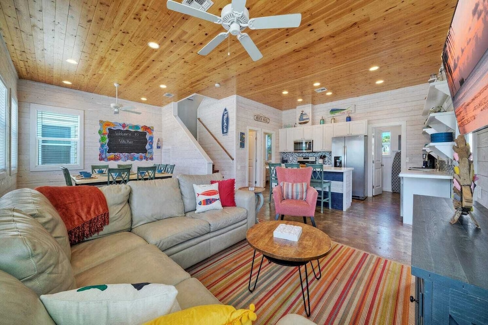 Sleeps 24, 2 Homes Pool, Backyard Tiki Bar, Fire Pit, Cornhole Walk to Beach