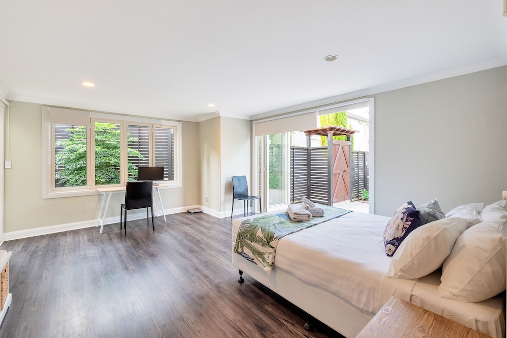 Castor Bay Home near Albany Sleeps 9 view 3