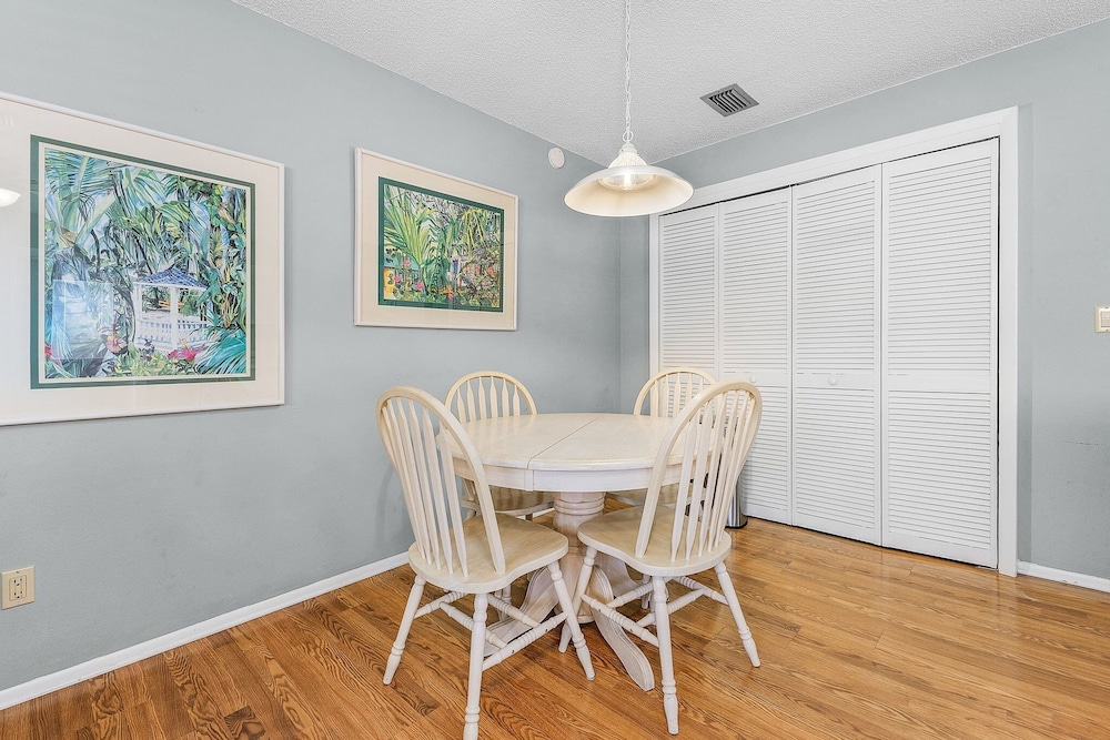 50 Seaside Stay: 4bd/3ba Duplex W/ Pool! 4 Bedroom Home