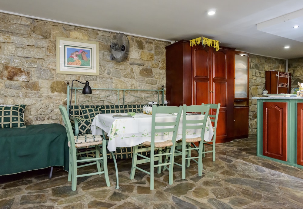 Garden Stone Studio - Secluded Holiday Escape view 3