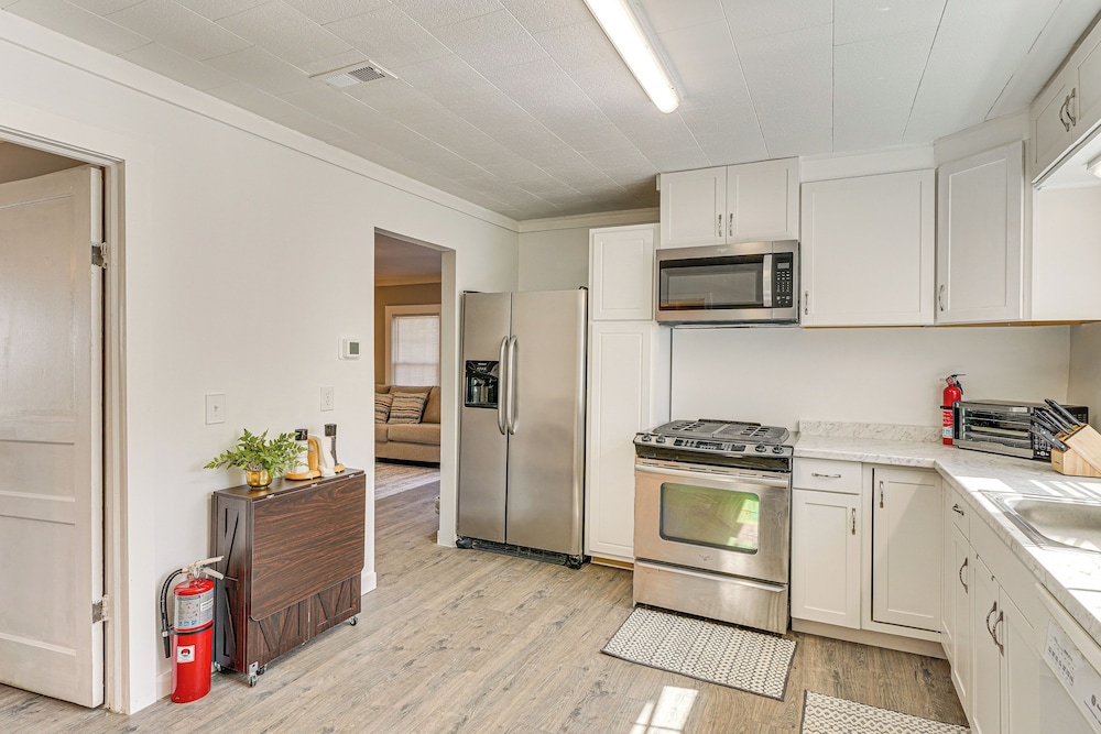 Close to Shops, Eats & Hospital: Roxboro Retreat