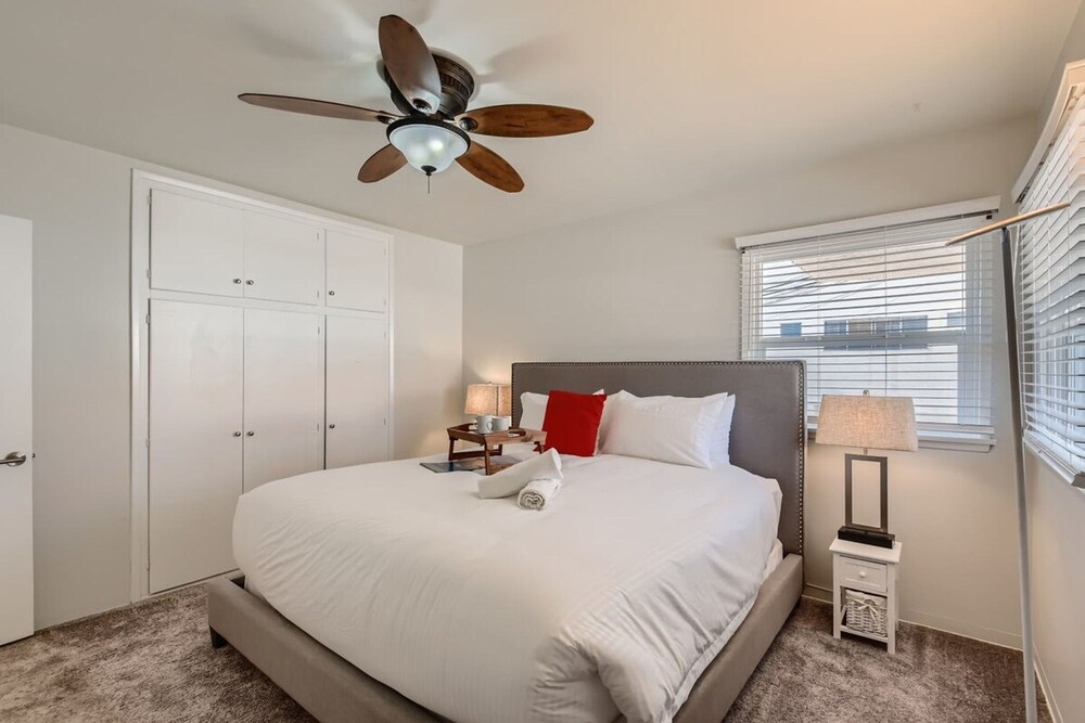 Walk to Beach - King Apt In 1 Area - AC