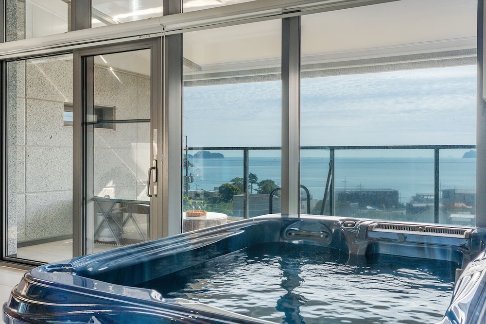 Geoje Pension Kan Pool Villa