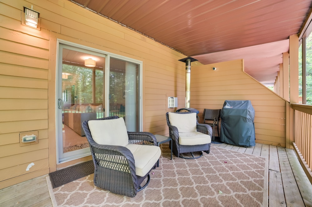Modern Bellaire Condo: Pool Access, Near Skiing! view 5