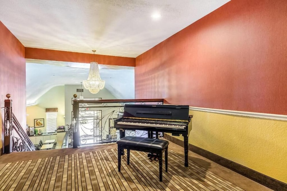 CasaBlanca Inn & Suites Houston