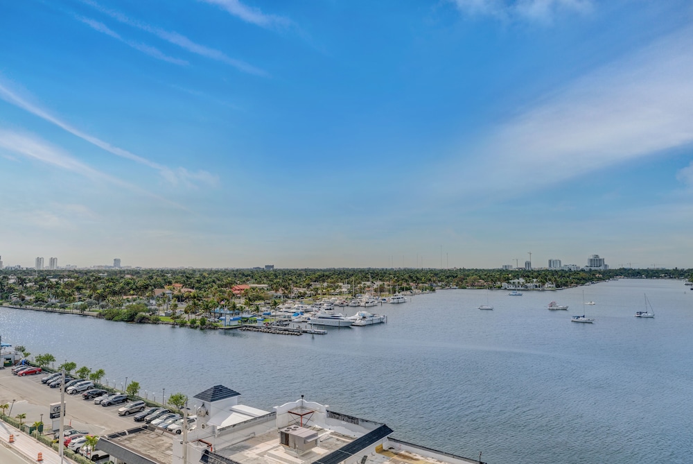 Condo Close to the Beach With Rooftop Pool & Gym - Image 5