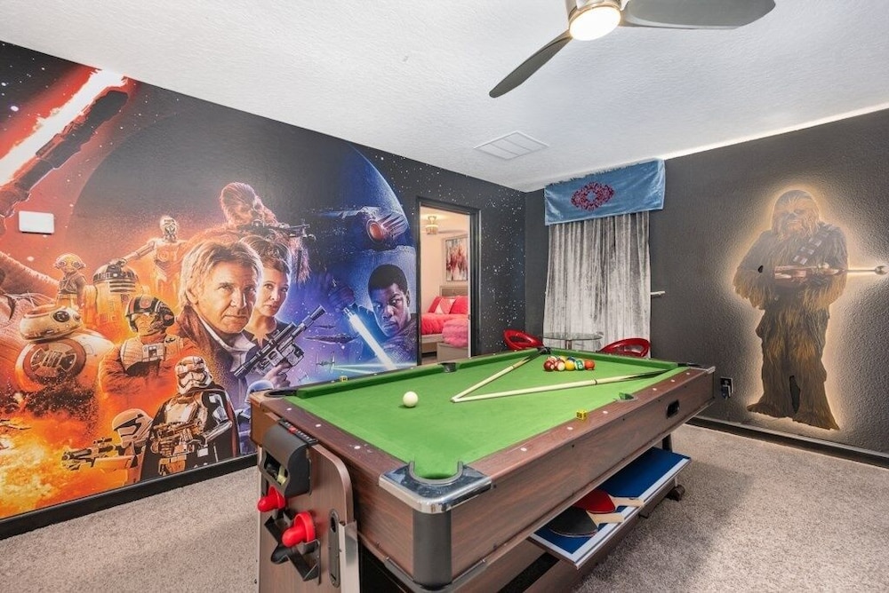 9 Bed Pool, Spa, Movie Room & Game Room! 9 Bedroom Home by RedAwning