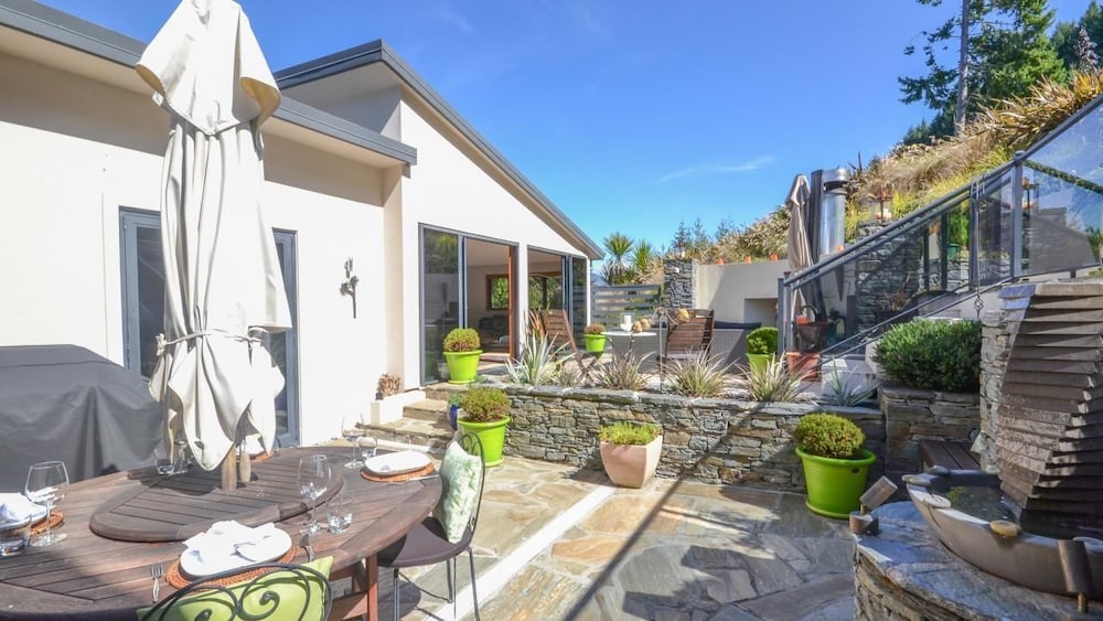Aries Lake View Villa