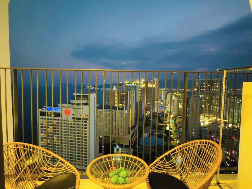 Gold Coast Balcony Serviced Apartment