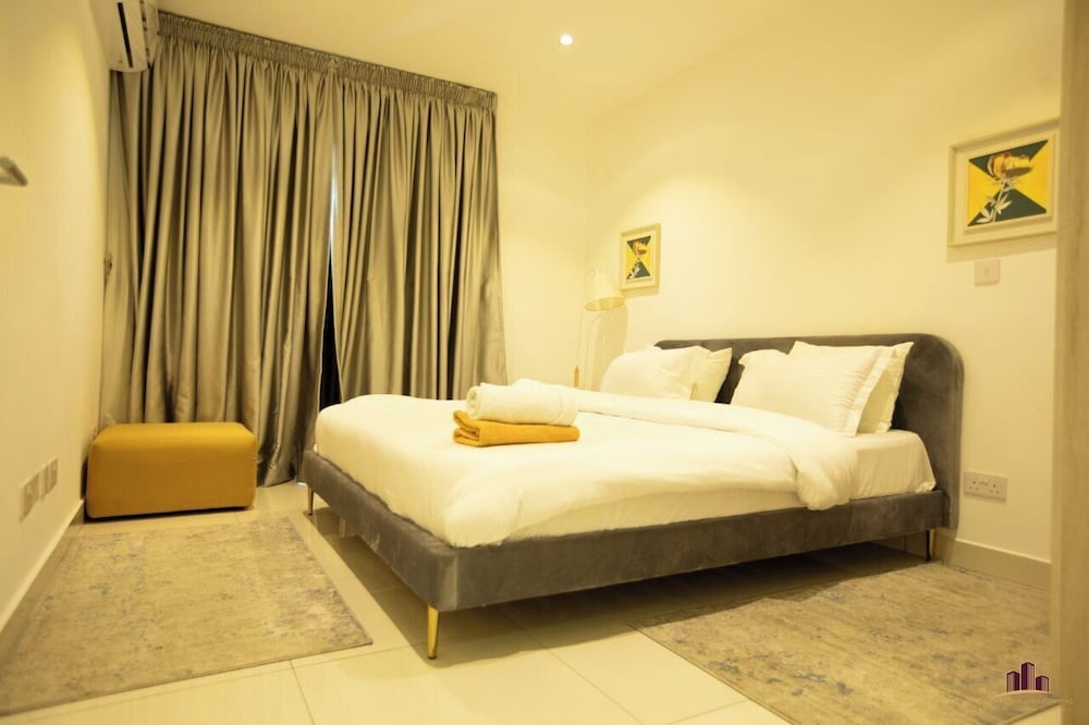 Lennox Luxury Suites by Cozy