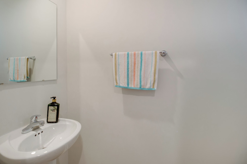 Modern Townhome w/ Patio 7 Mi to Dtwn Cartersville