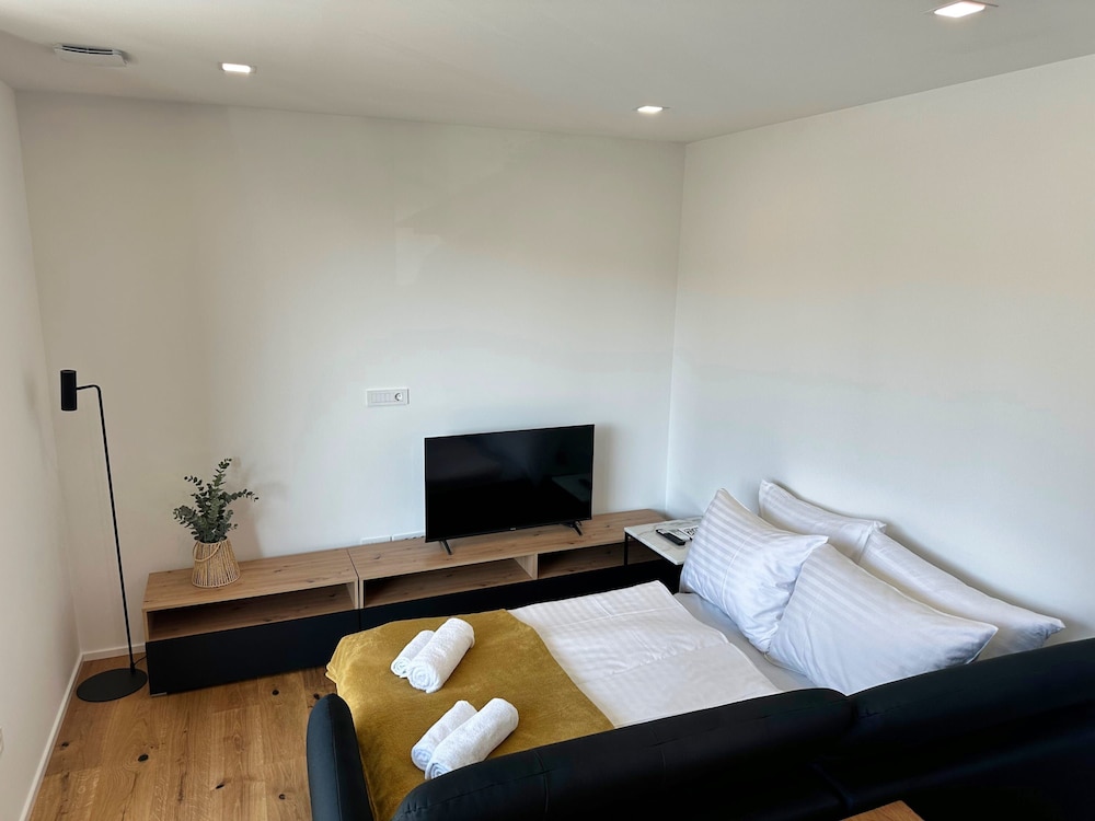 Garden Residence - Premium Downtown Apartment
