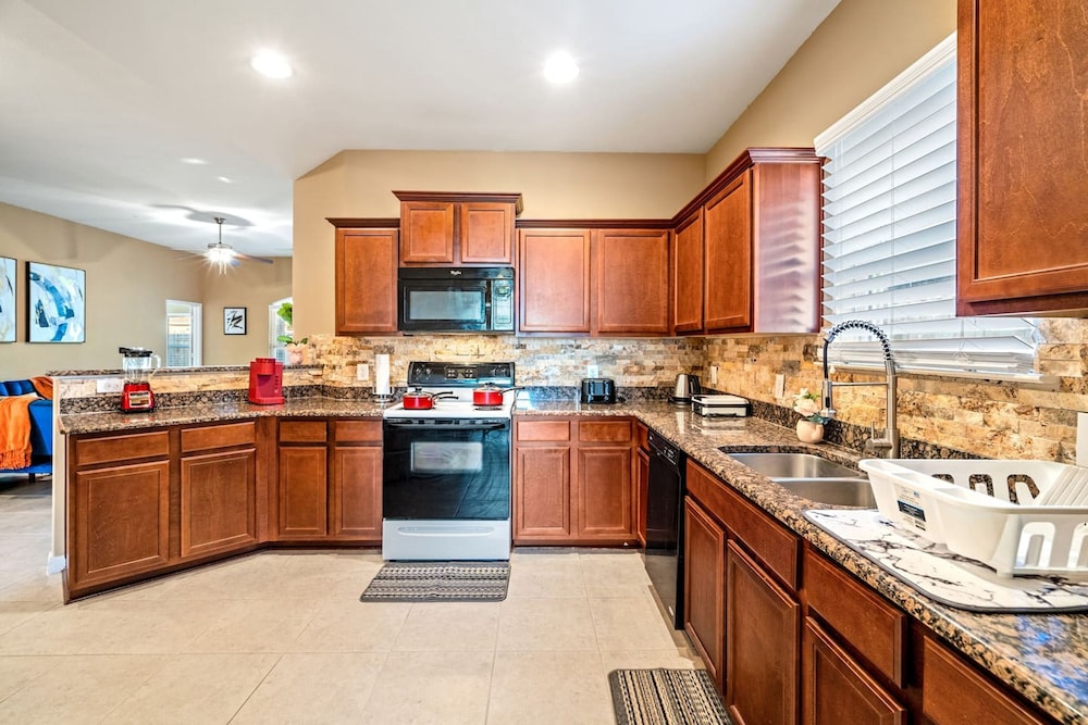 Spacious One-level Home - Calm Neighborhood Yard