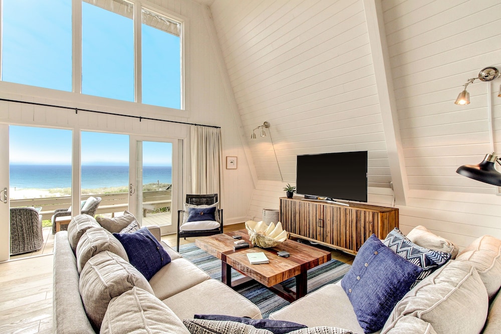 Kingsland Vacations - Roomy Chalet-Style Beachfront Condo with Private Beach Access by RedAwning - Property Image 1