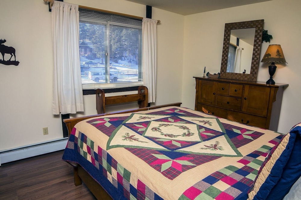 Elkhorn One Bedroom Condo with River View from Deck and Walking Distance to Estes Park - 3262 by RedAwning - Property Image 3